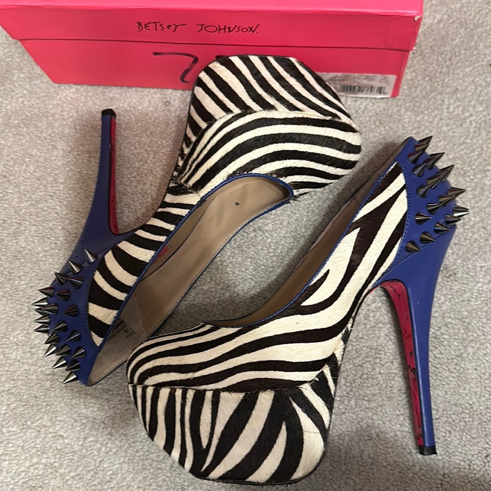 USED Betsey Johnson "Grace" platform heel w/ zebra print, blu leather size 7.5W.